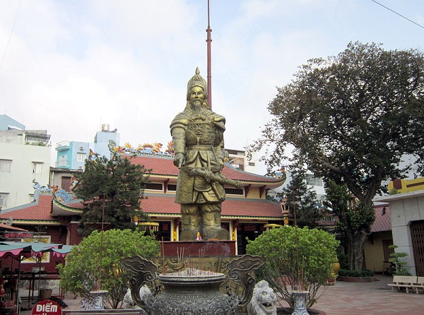 Sân đền thờ có tượng Trần Hưng Đạo